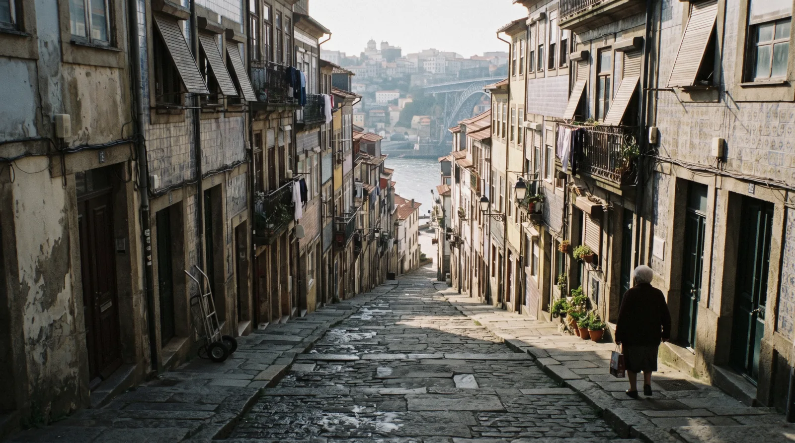 The Ribeira quay and the iron arch of the Luís I bridge at 08:30, the first two things to do in Porto on most visitors' lists, seen from the Gaia bank