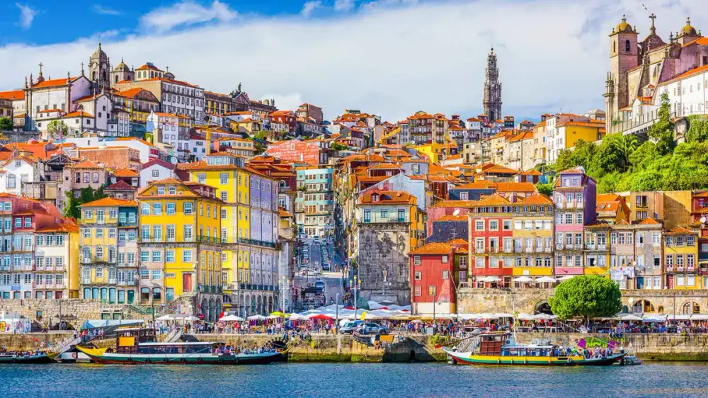 The double-deck iron arch of the Luís I bridge over the Douro between the Ribeira and Gaia, on the Porto, Portugal must-see list